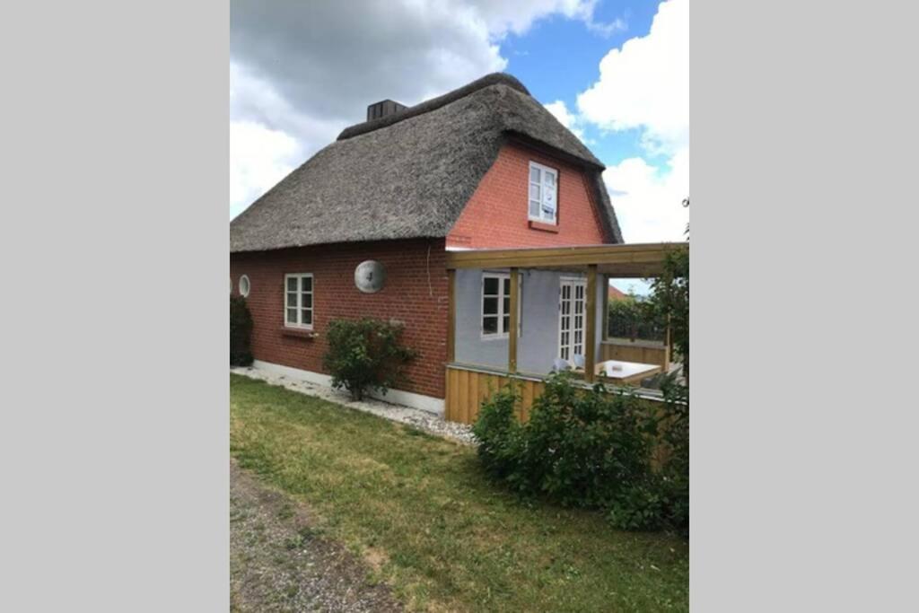 Thatched Holiday Home In Struer, Jutland With A View 外观 照片